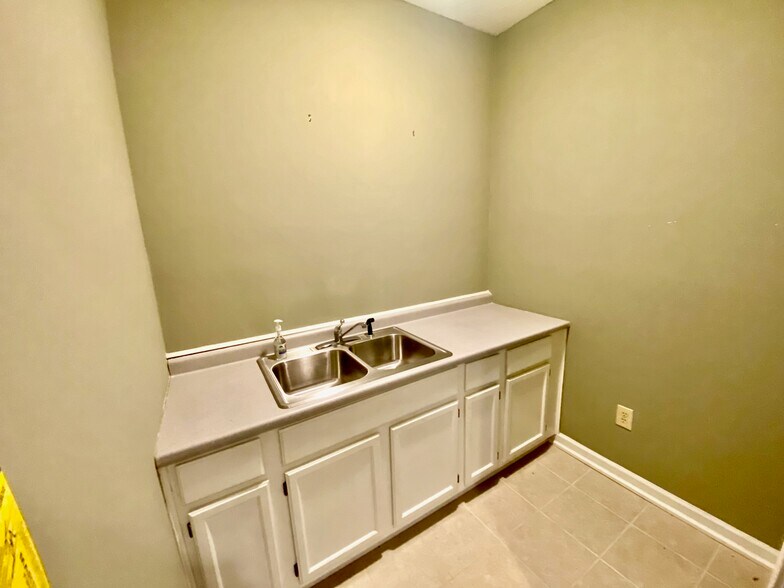 More Photos Of 401 Cross Park Dr, Pearl Storefront Retail Office For Sale