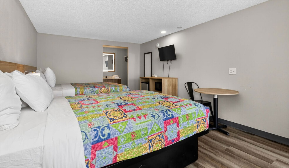 More Photos Of 1149 Oakes Rd, Racine Hotel For Sale