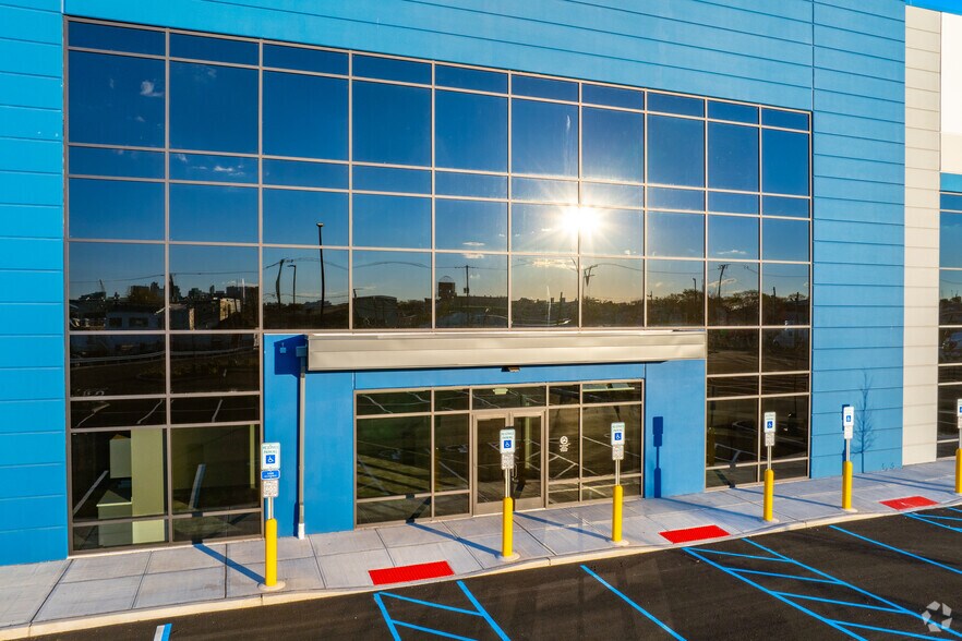 More Photos Of 54 Lockwood St, Newark Distribution For Lease