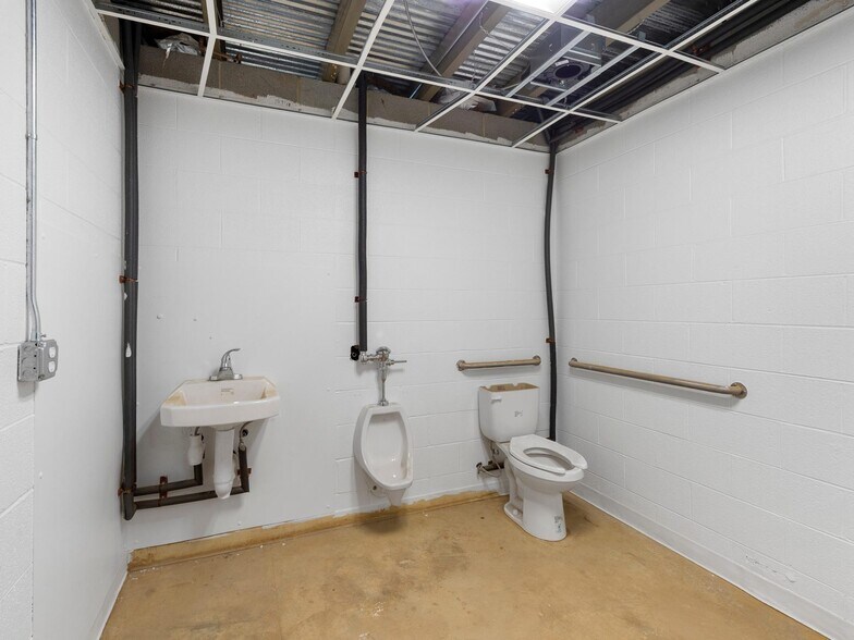 More Photos Of 93 Thompson St, Asheville Manufacturing For Lease