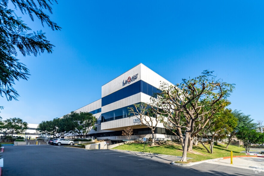 More Photos Of 300 N Pacific Coast Hwy, El Segundo Unknown For Lease