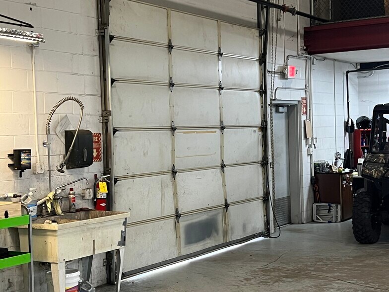 More Photos Of 6 Gateway Blvd W, Savannah Auto Dealership For Lease