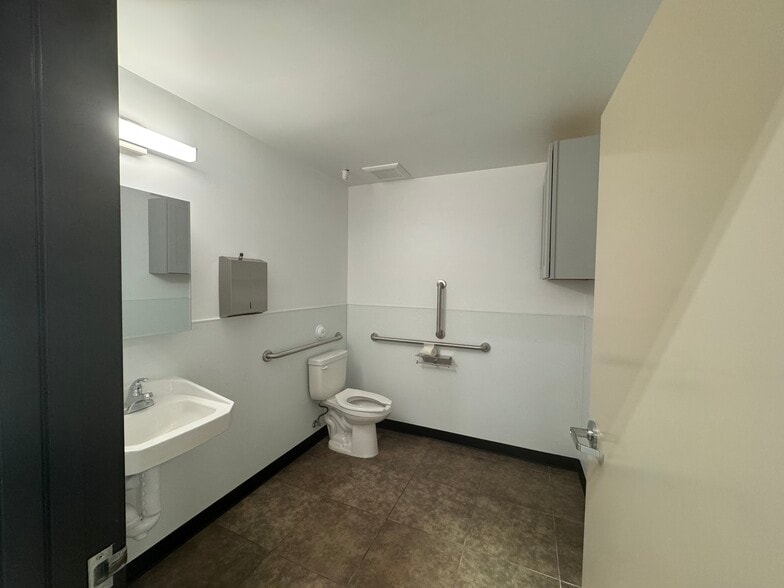 More Photos Of 240 N Sunway Dr, Gilbert Manufacturing For Lease