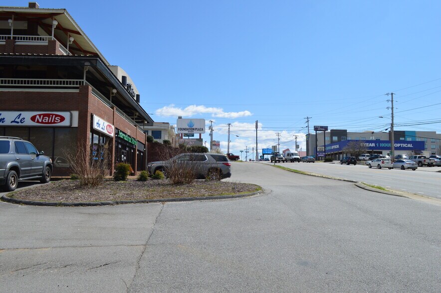 More Photos Of 7010 Lee Hwy, Chattanooga Storefront Retail Office For Sale