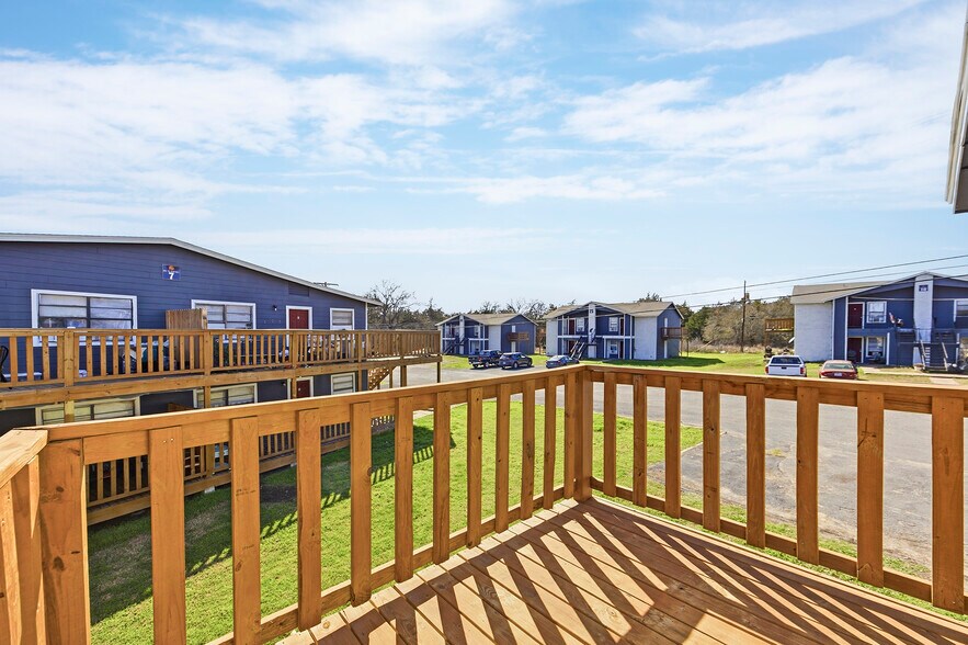 More Photos Of 1105 Westwood Ln, Giddings Apartments For Sale