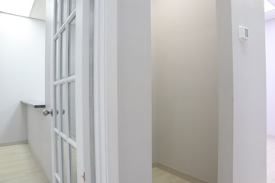 More Photos Of 2120 Eglinton Ave W, Toronto Office For Lease