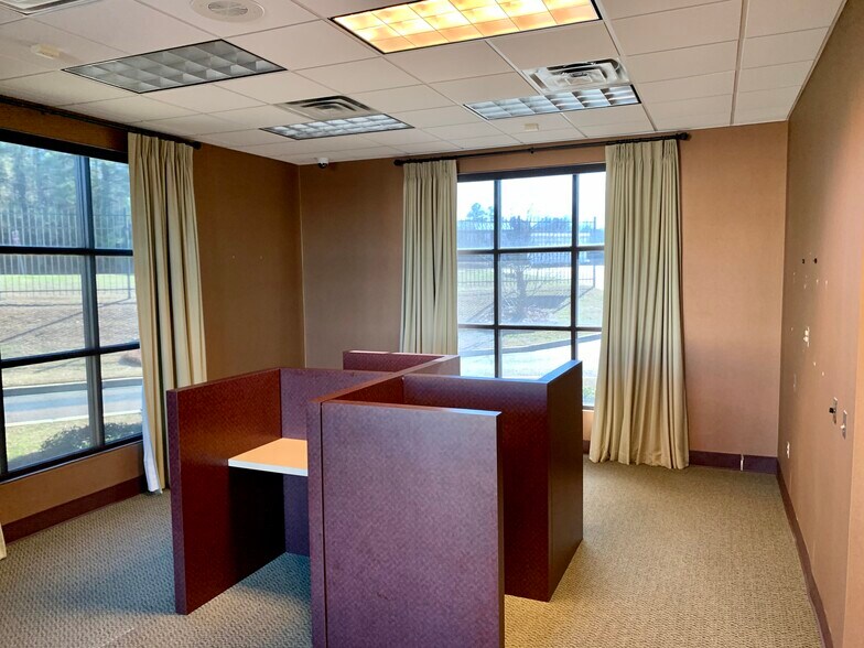 More Photos Of 139 Plaza Dr, Brandon Bank For Sale