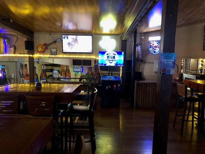 More Photos Of 2111 Airport Rd, Conroe Bar For Sale
