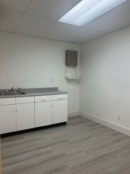 More Photos Of 10484-10500 NW 50th St, Sunrise Light Manufacturing For Lease