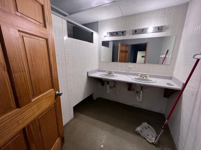 More Photos Of 1058-1068 Country Club Rd, Columbus General Retail For Sale