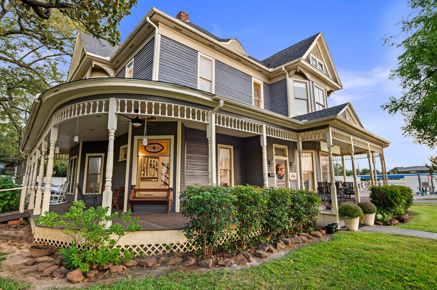 More Photos Of 202 N Newsom St, Mineola General Retail For Sale