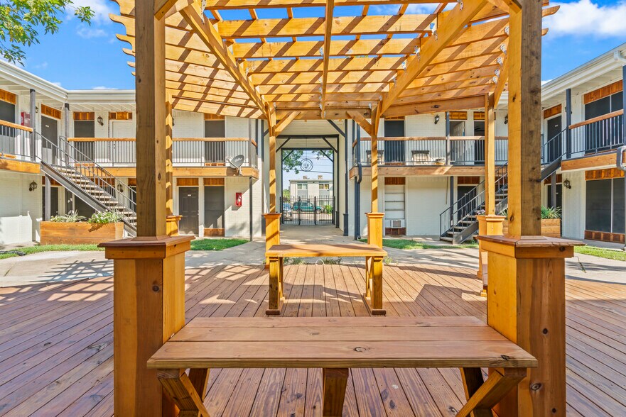 More Photos Of 101 S Allen Genoa Rd, South Houston Apartments For Sale