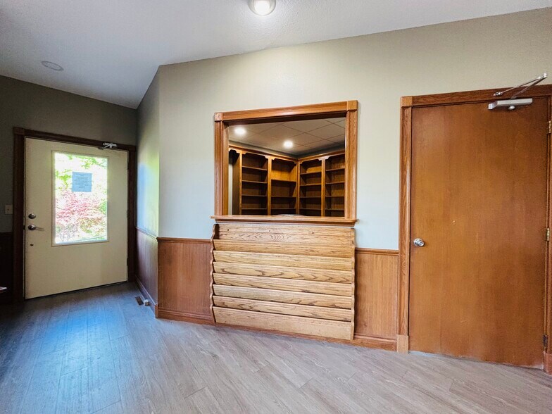 More Photos Of 1629 Harding Blvd, Cotter Medical For Sale