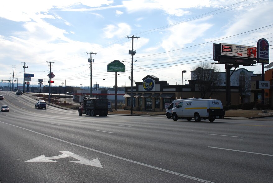 More Photos Of 7308 Shallowford Rd, Chattanooga Storefront Retail Office For Lease