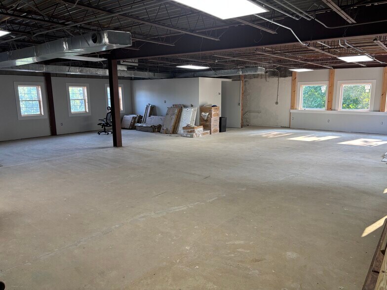 More Photos Of 8733-8737 Mayfield Rd, Chesterland Freestanding For Lease