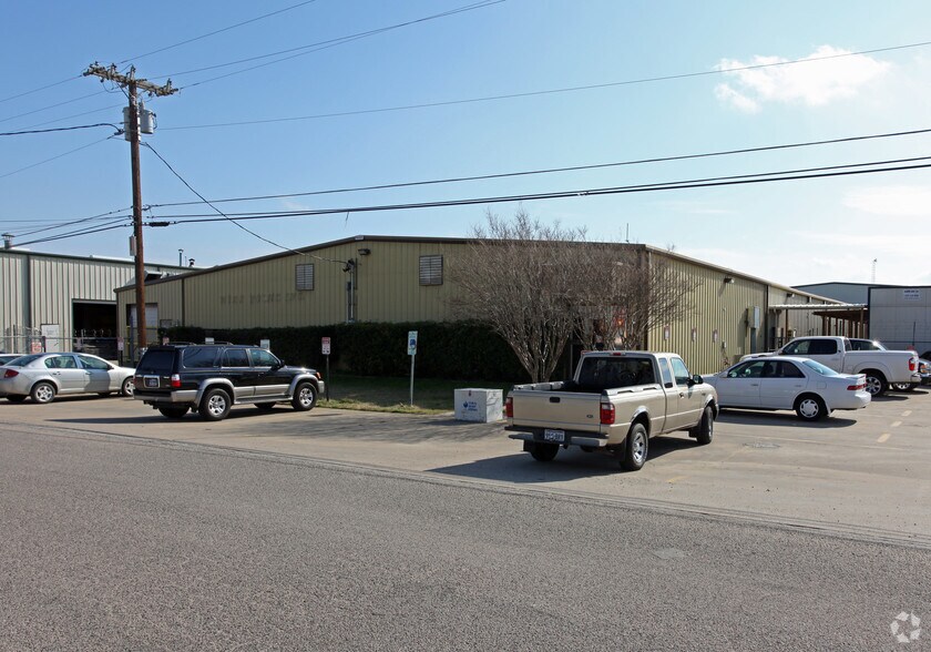 Primary Photo Of 11218 Limestone Dr, Balch Springs Warehouse For Lease