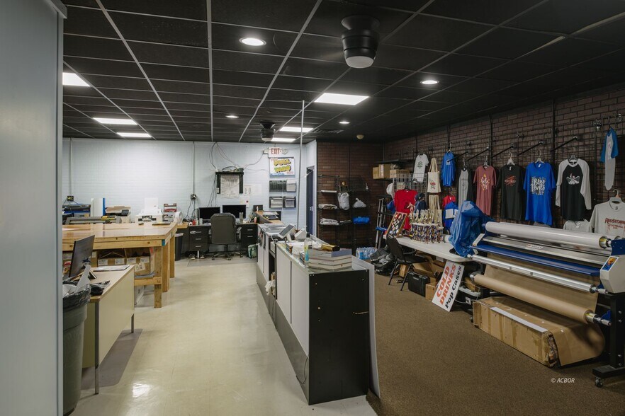 More Photos Of 1037 OH-7, Gallipolis Sports And Entertainment For Sale