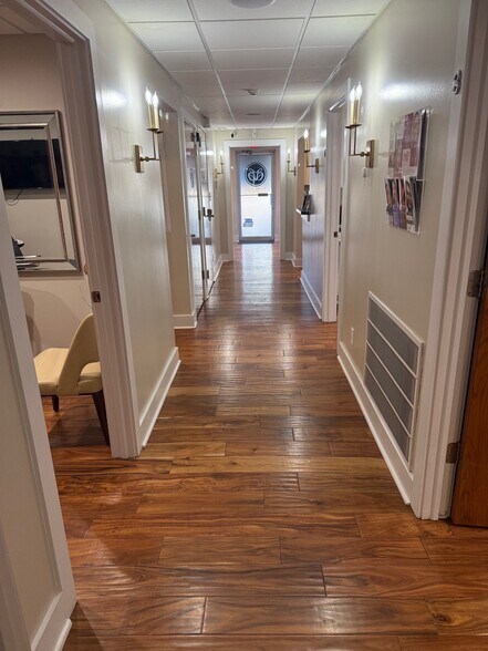 More Photos Of 217 Breckenridge Ln, Louisville Medical For Sale