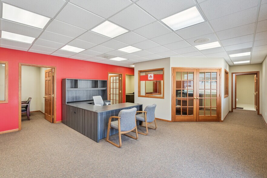 More Photos Of 101 E Linn St, Marshalltown Office For Sale