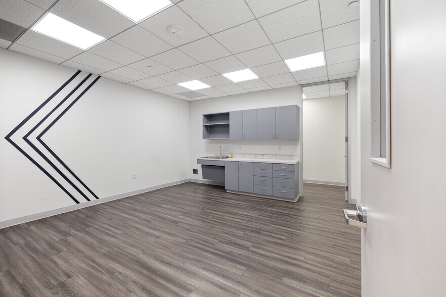 More Photos Of 17 S Briar Hollow Ln, Houston Office Residential For Lease