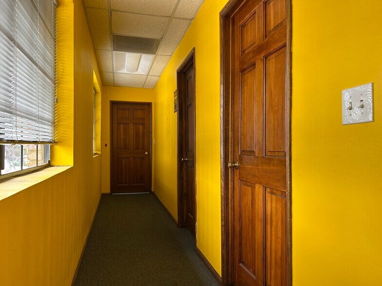More Photos Of 16142 Wyandotte St, Van Nuys Warehouse For Lease