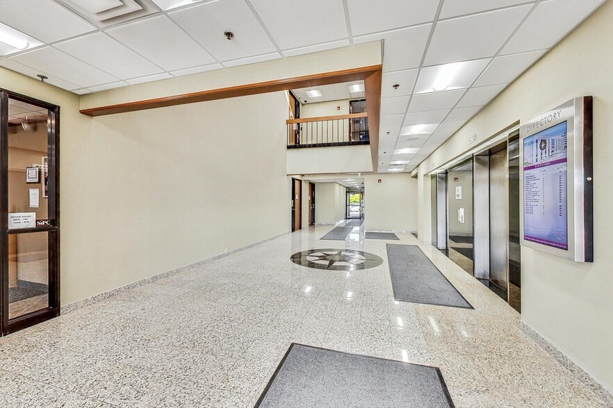More Photos Of 10700 W Higgins Rd, Rosemont Office For Sale