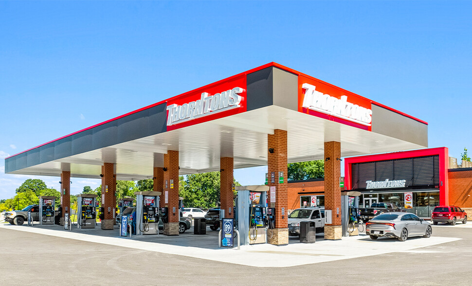 Primary Photo Of 10 E Maple Ave, Mundelein Service Station For Sale