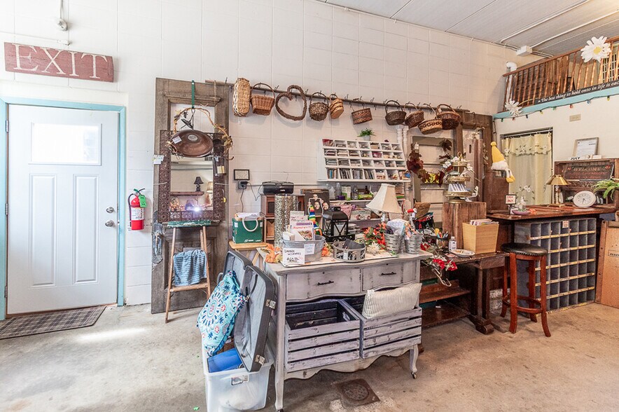 More Photos Of 185 E State St, Iola Storefront For Sale