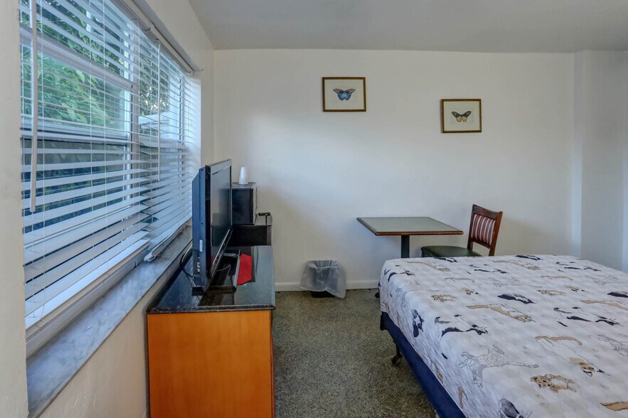 More Photos Of 1743 Wiley St, Hollywood Hotel For Sale
