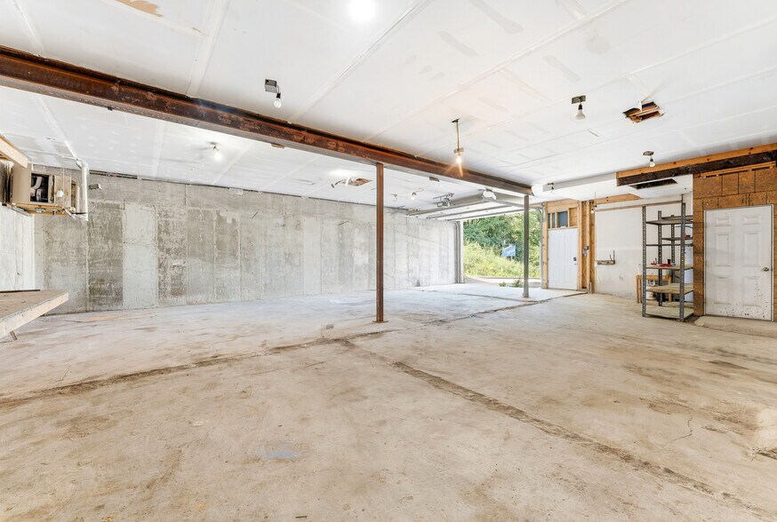 More Photos Of 351 Scotts Run Rd, Maidsville Office Residential For Lease
