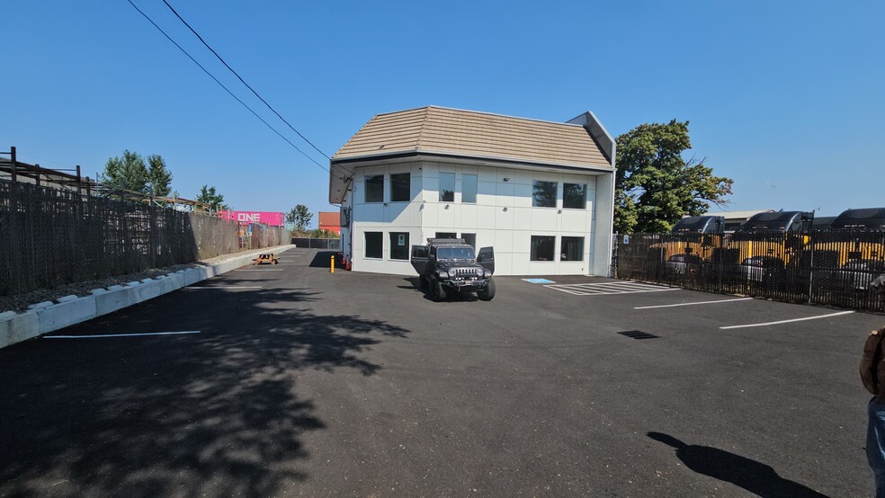 More Photos Of 5833 NE Portland Hwy, Portland Flex For Sale