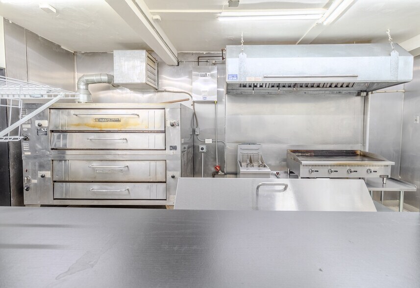 More Photos Of 825 5th Ave, East McKeesport Bar For Lease