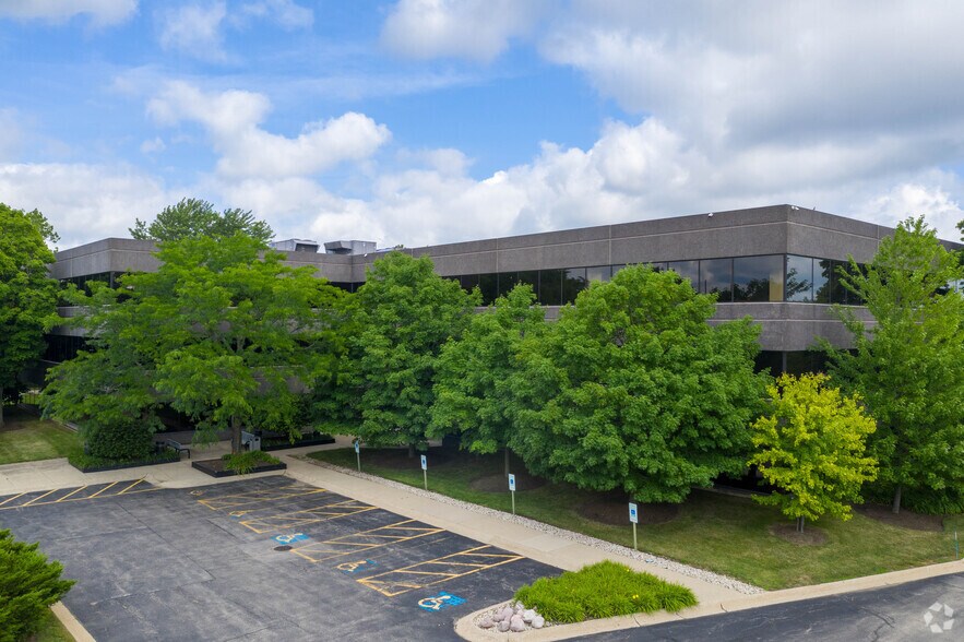 More Photos Of 3400 Dundee Rd, Northbrook Office For Lease