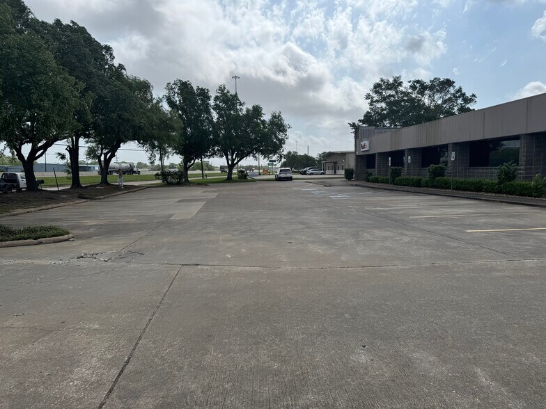 More Photos Of 3915 W Cardinal Dr, Beaumont Distribution For Lease