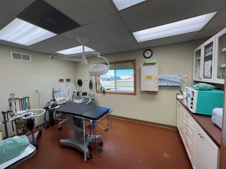 More Photos Of 2739 6th St SW, Cedar Rapids Veterinarian Kennel For Sale