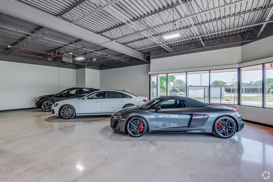 More Photos Of 8949 N Deerbrook Trl, Brown Deer Flex For Sale