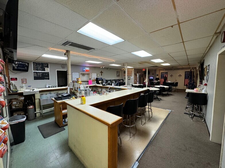 More Photos Of 1109-1137 Burton Hill Rd, Fort Worth Storefront Retail Office For Lease