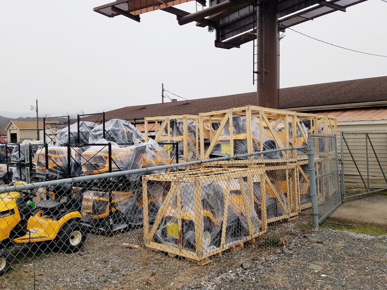 More Photos Of 3954 W Main St, Salem Freestanding For Lease