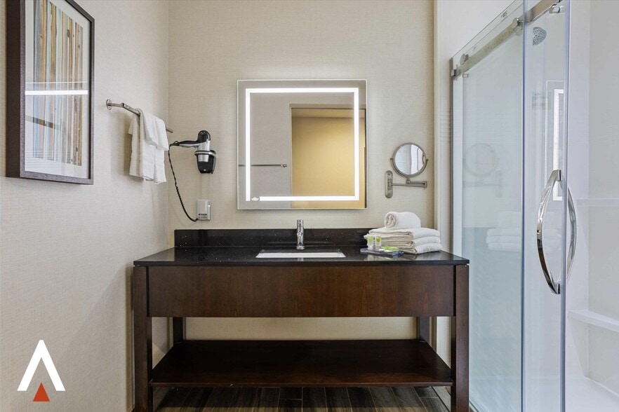 More Photos Of 3755 NW 78th Ave, Doral Hotel For Sale