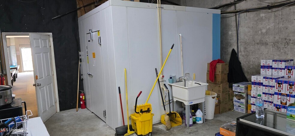 More Photos Of 601b S Railroad Blvd, Mccomb General Retail For Sale