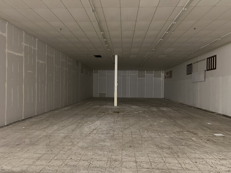 More Photos Of 1625 US Highway 61 N, Lancaster Warehouse For Sale