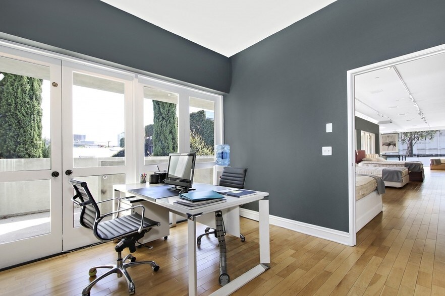 More Photos Of 8825-8827 Beverly Blvd, West Hollywood General Retail For Sale