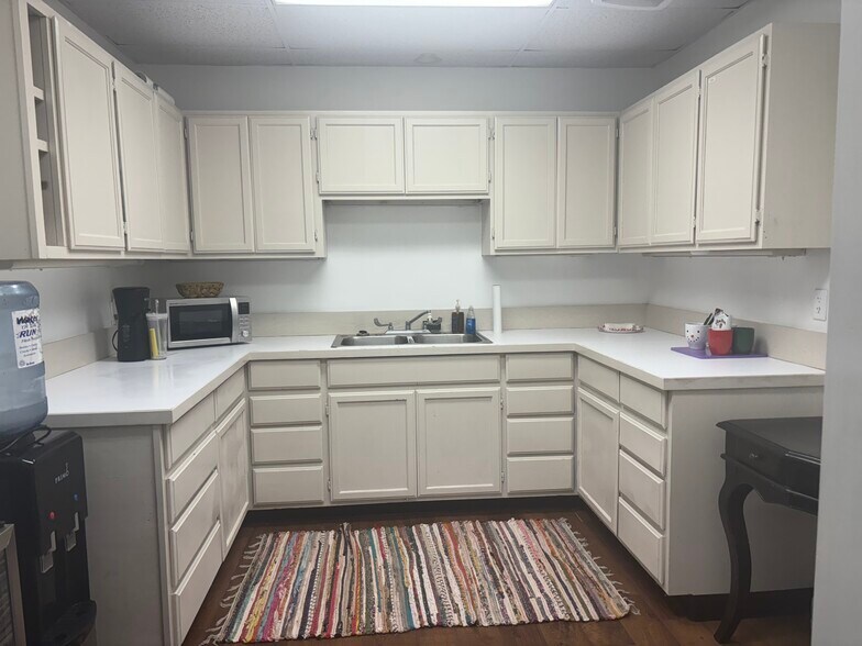 More Photos Of 4835 S Fulton Ave, Tulsa Medical For Lease