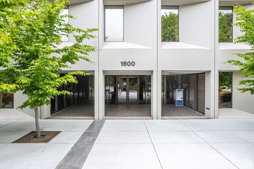More Photos Of 1600 Valley River Dr, Eugene Office For Lease
