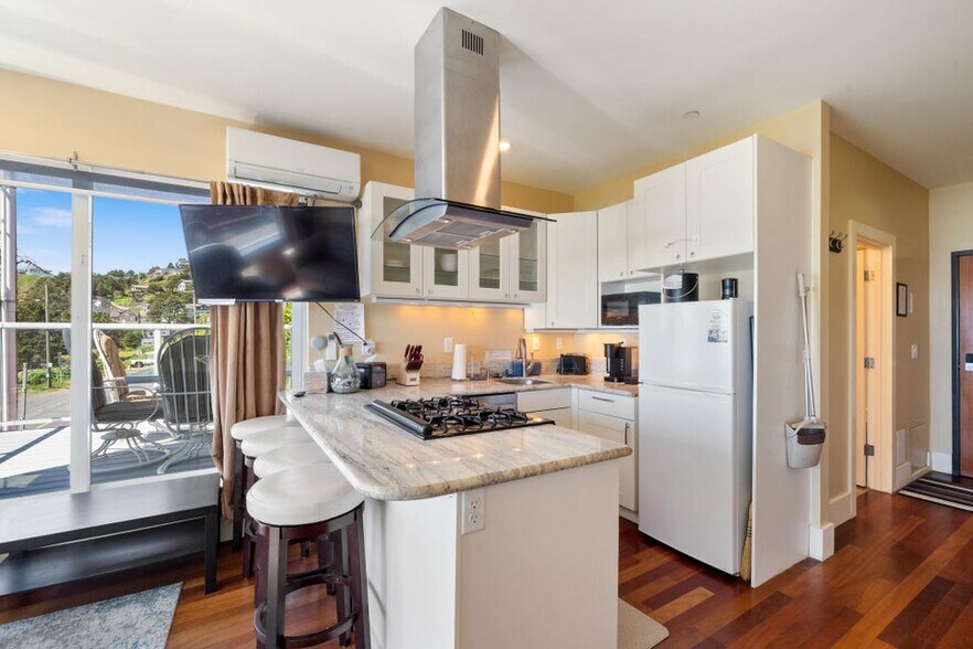 More Photos Of 1505 Pacific Ave NW, Oceanside Hotel For Sale