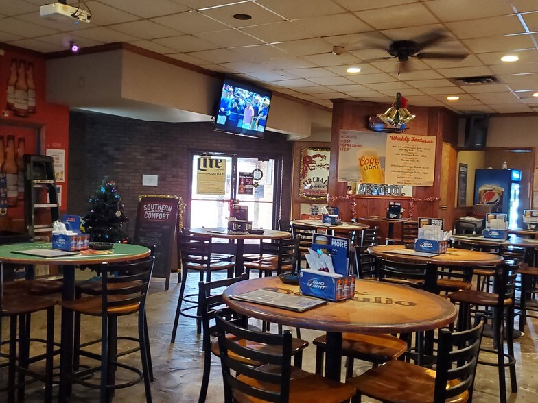 More Photos Of 1027 Sheffield Ave, Dyer Restaurant For Sale