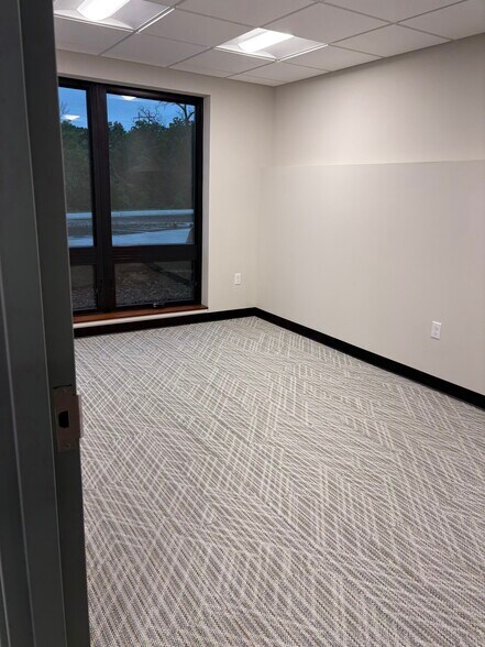 More Photos Of 4801 Quail Crest Pl, Lawrence Coworking Space