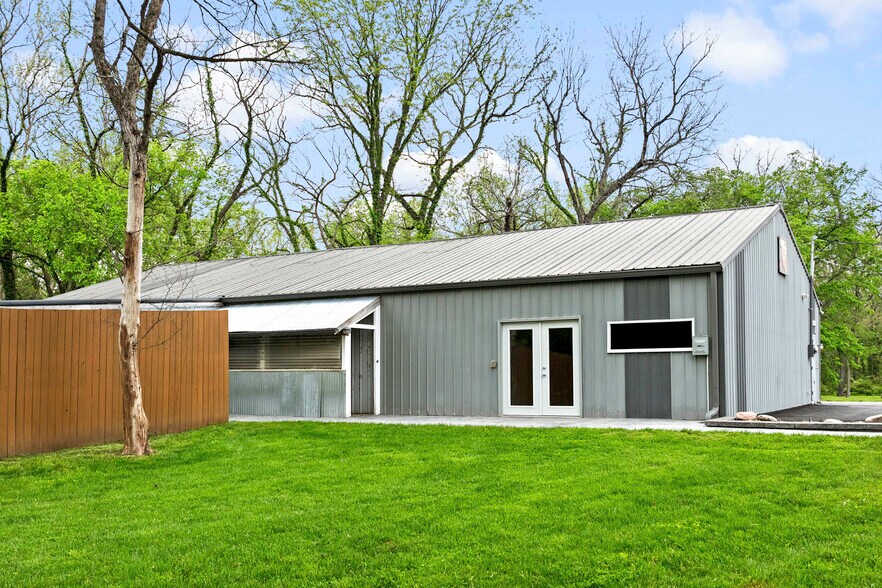 More Photos Of 11155 Hubbard Rd, Kansas City Flex For Sale