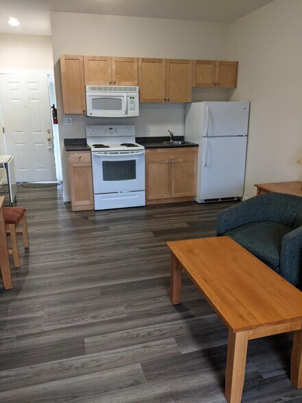 More Photos Of 2107 Tait St, Summerland Hotel For Sale