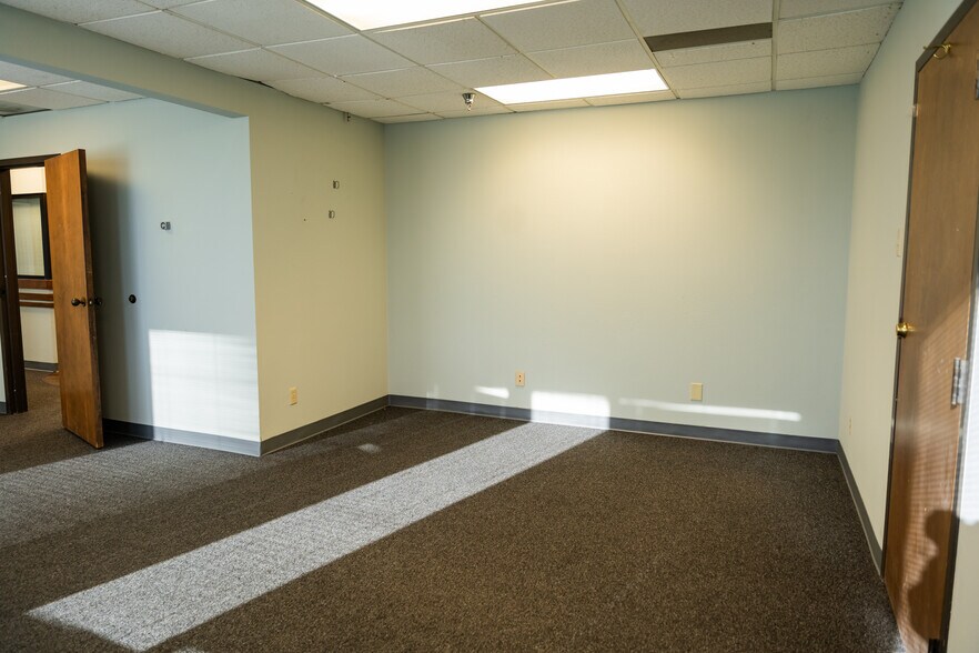 More Photos Of 407 N Cedar Ridge Dr, Duncanville Office Residential For Lease